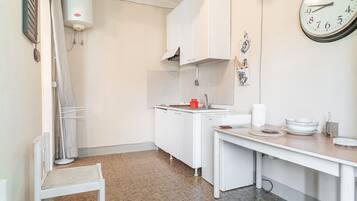 KĂŒhlschrank, Ofen, Herdplatte, Wasserkocher