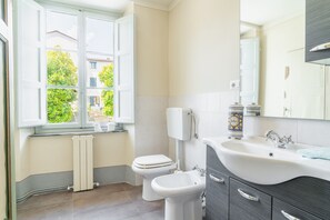 Douche, sèche-cheveux, serviettes fournies