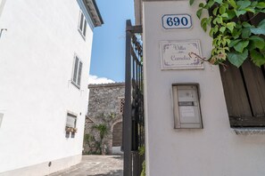 Exterior detail - Casa Elena - Villa Camelia (Ponte a Moriano (Lucca))