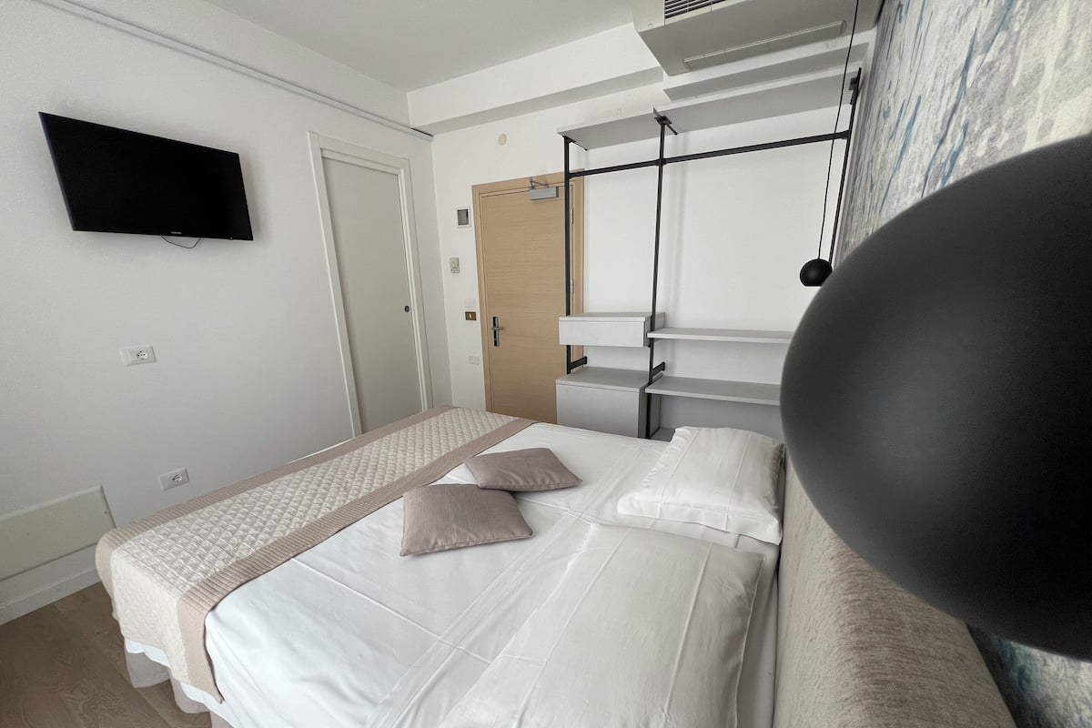 Comfort dubbelrum eller tvåbäddsrum - balkong - utsikt mot stranden | Skrivbord och gratis wi-fi
