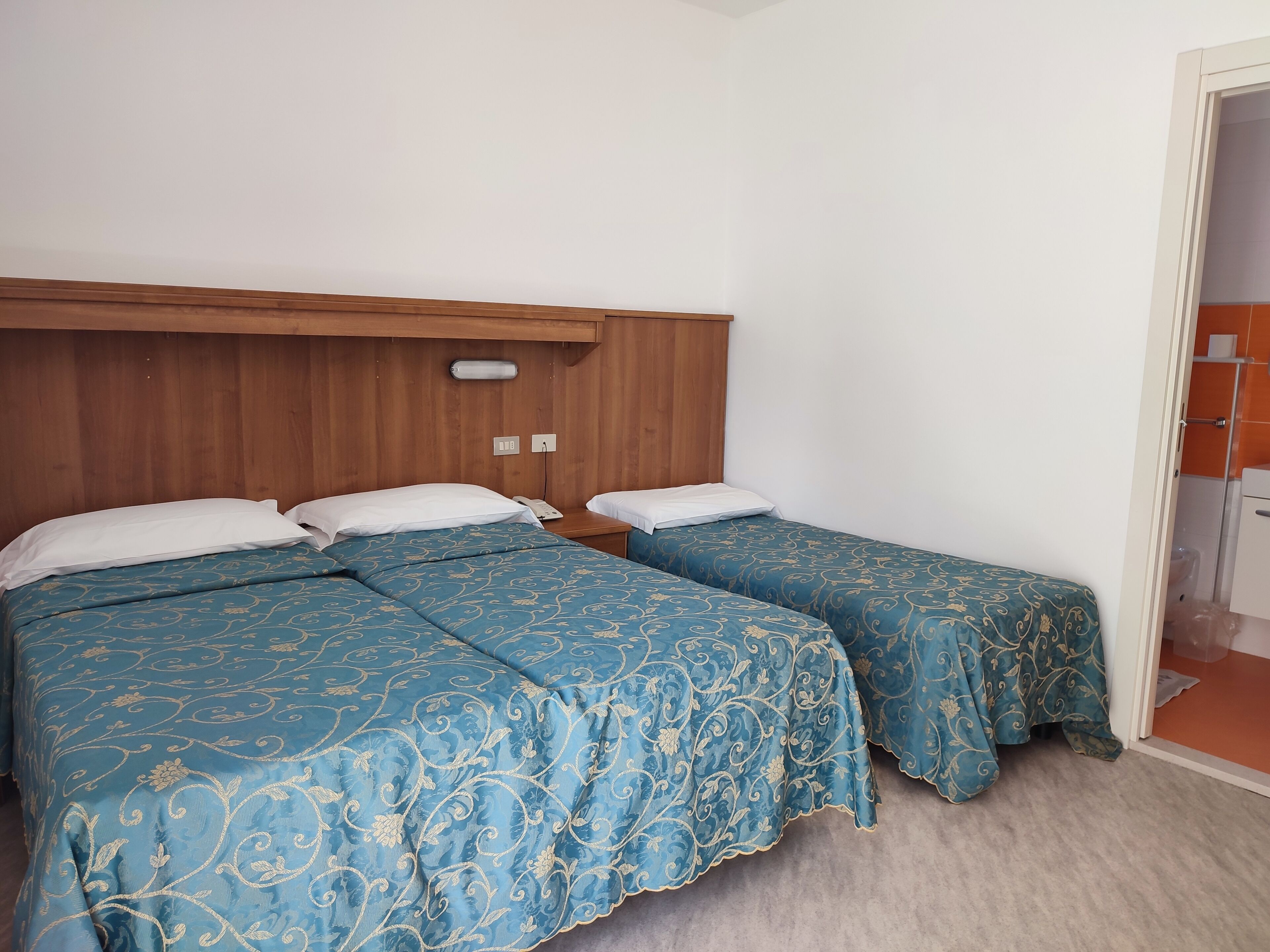 Habitación triple Confort, balcón, vistas a la ciudad | Escritorio y wifi gratis
