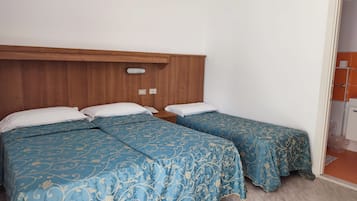 Habitación triple Confort, balcón, vistas a la ciudad | Escritorio y wifi gratis