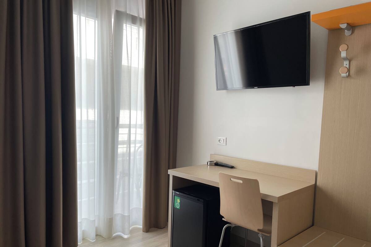 Comfort fyrbäddsrum - balkong - utsikt mot staden | Skrivbord och gratis wi-fi