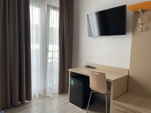 Phòng 4 tiện nghi đơn giản, ban công, quang cảnh thành phố | Bàn, truy cập Internet không dây miễn phí