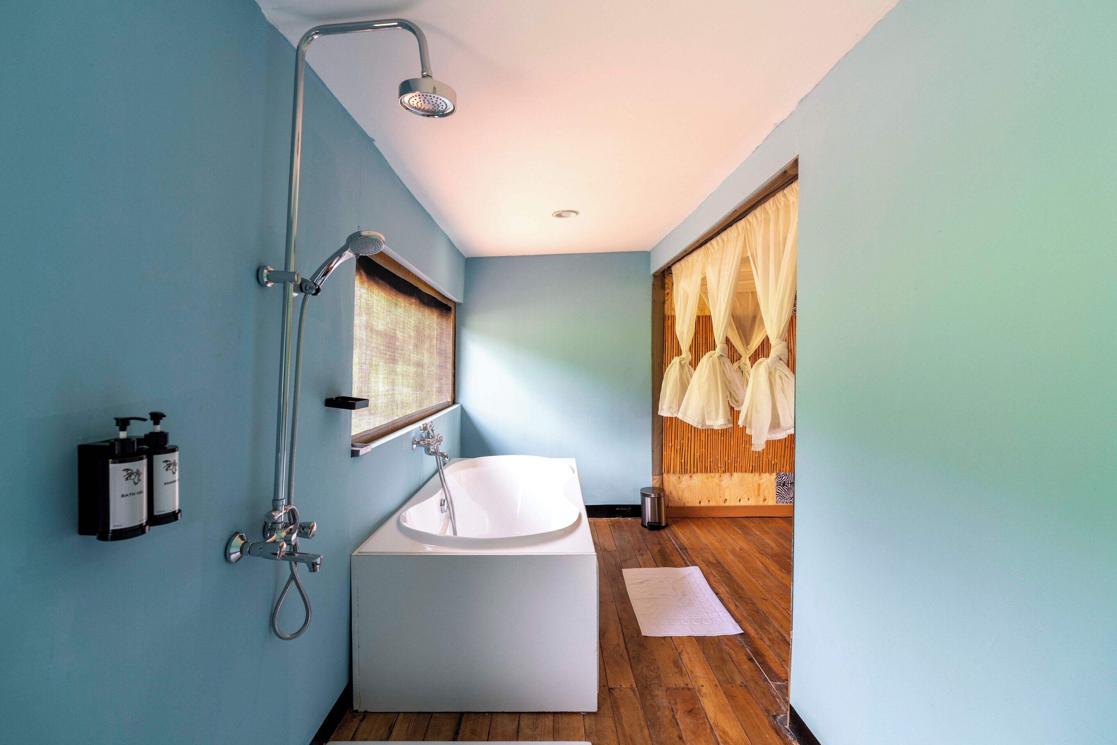 Baignoire et douche séparées, articles de toilette gratuits
