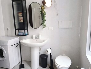 Dusche, Haartrockner, Bidet, Handtücher