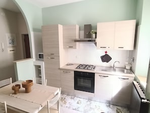 Microondas, horno, placa de cocina