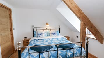 Cottage | 2 bedrooms, individually decorated, individually furnished, free WiFi