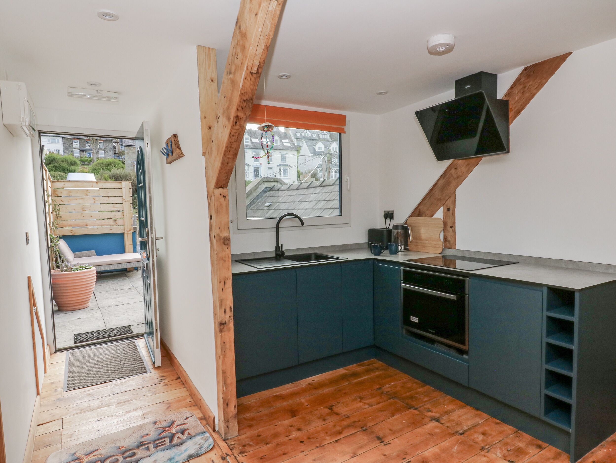 Cottage | Private kitchen | Dishwasher, cookware/dishes/utensils