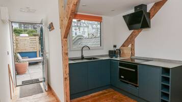 Cottage | Private kitchen | Dishwasher, cookware/dishes/utensils