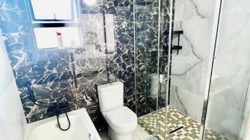 Serviettes fournies, savon, papier toilette