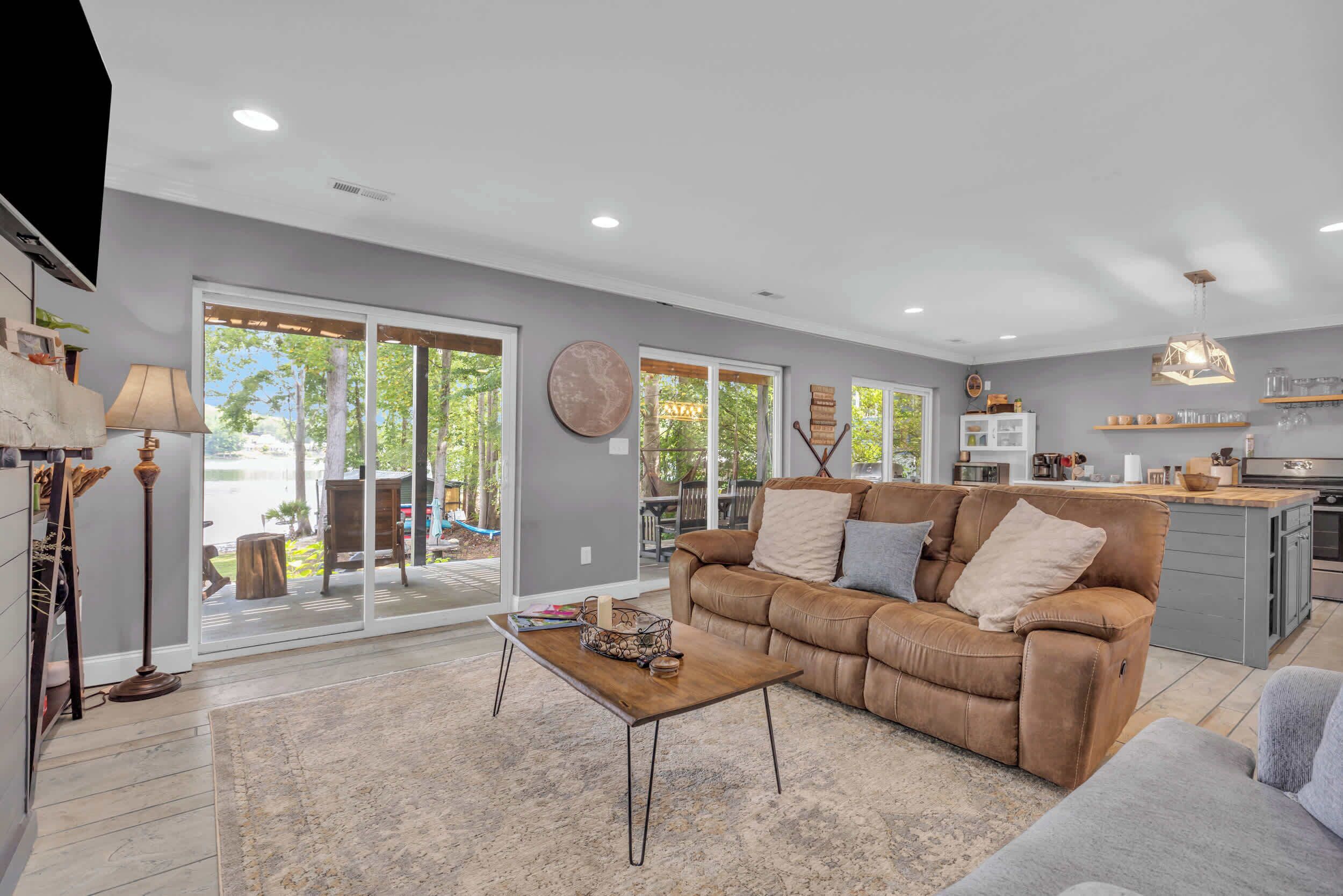 Televisión y oficina 