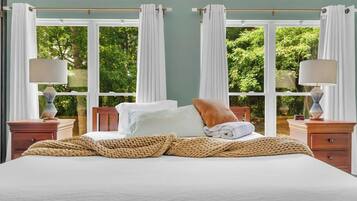 Escritorio, tabla de planchar con plancha, wifi y ropa de cama