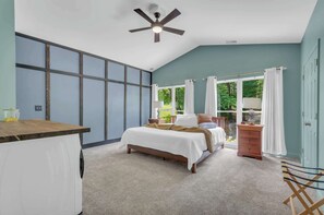 6 bedrooms, desk, iron/ironing board, WiFi