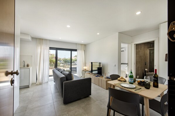 TV - Retreat with Balcony and Pool in Cabanas (Cabanas de tavira)