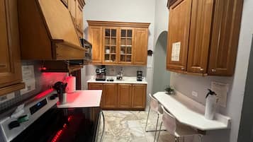 Casa de lujo, cocina, vista parcial al océano | Cocina compartida | Refrigerador con congelador, microondas, horno y parrilla de estufa