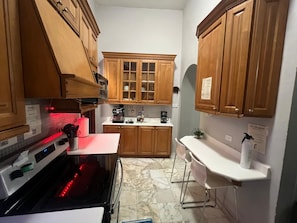 Casa de luxe, cuina, vistes parcials a l'oceà | Cuina compartida | Frigorífic gran, microones, forn i placa de cuina