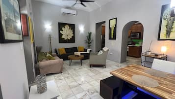 Luxury House, Kitchen, Partial Ocean View | Ruang tamu | 55 inci televisyen skrin rata dengan kabel, Netflix, Hulu