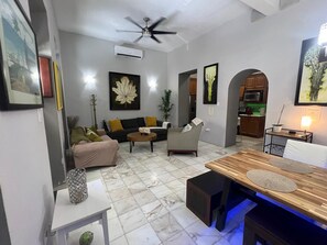 Casa superluxo, cozinha, vista parcial para o oceano | Área de estar | TV de tela plana 55 polegadas com canais a cabo, Netflix, Hulu