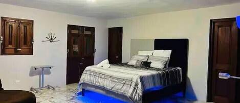 Casa superluxo, cozinha, vista parcial para o oceano | Roupas de cama premium, escrivaninha, espaço de trabalho para notebook