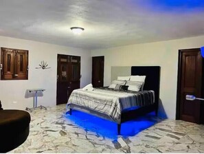 Luxe huis, keuken, gedeeltelijk uitzicht op oceaan | Luxe beddengoed, een bureau, een laptopwerkplek