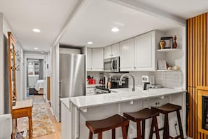 Jääkaappi, mikroaaltouuni, uuni, liesi