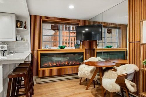 Renovated Aspen 1BR Next to Gondola! Pool &HotTub!