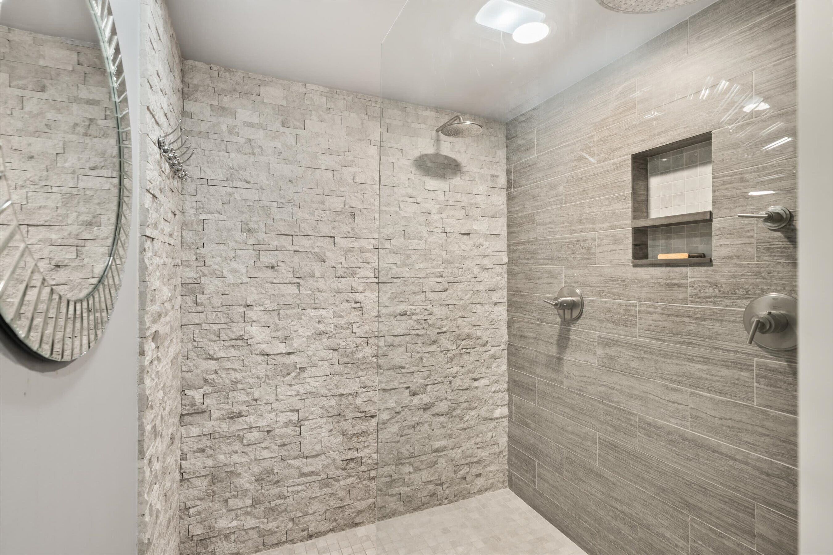 Douche, séchoir à cheveux, serviettes fournies