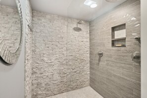 Dusche, Haartrockner, Handtücher
