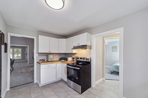 Wichita Getaway • Popcorn • Fast Wi-Fi & free Coffee bar