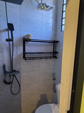 Dutxa, bidet, tovalloles i sabó 