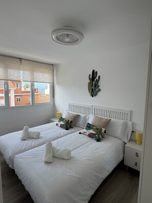 2 chambres, fer et planche à repasser, accès Internet, draps fournis