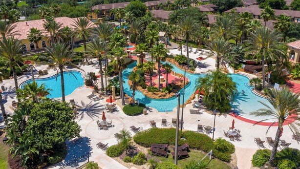 Ein Resort mit mehreren Schwimmbecken, Palmen und Liegebereichen.