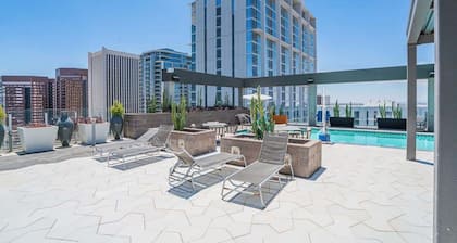 Phoenix Getaway+3BR+75"SmartTV+Pool+Downtown+Gym