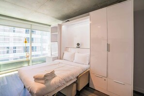 1 slaapkamer, een strijkplank/strijkijzer, wifi, beddengoed