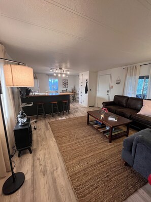 Cheminée, baby-foot, livres