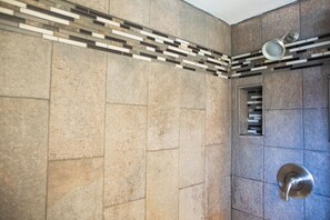 SĂšche-cheveux, bidet, serviettes fournies, savon