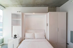 1 habitación, tabla de planchar con plancha, wifi y ropa de cama