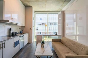 Refrigerador, microondas, placa de cocina, lavavajillas