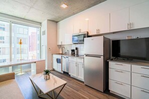 Fridge, microwave, stovetop, dishwasher