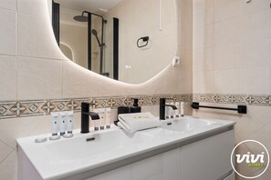 Een douche, een haardroger, een bidet, handdoeken