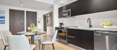 Réfrigérateur, four à micro-ondes, un four, surface de cuisson