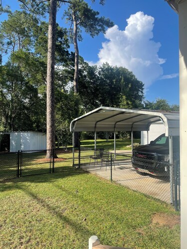 2-bedroom house in charming Thomasville w/ small, fenced area & covered parking.