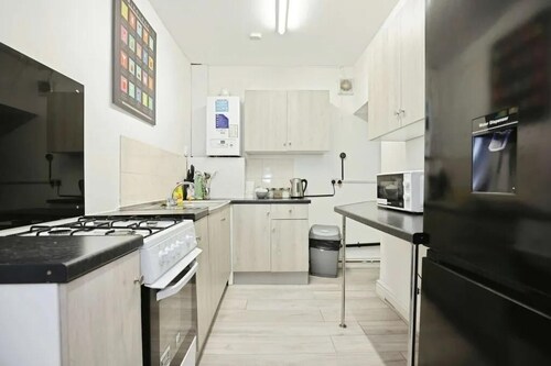 Stylish 5 Bed House Centre Of Coventry Sleeps 12