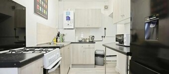 Stylish 5 Bed House Centre Of Coventry Sleeps 12