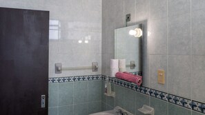 Asciugacapelli, asciugamani, sapone, carta igienica