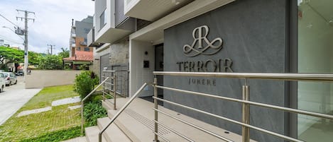 Basic Apartment | Exterior detail