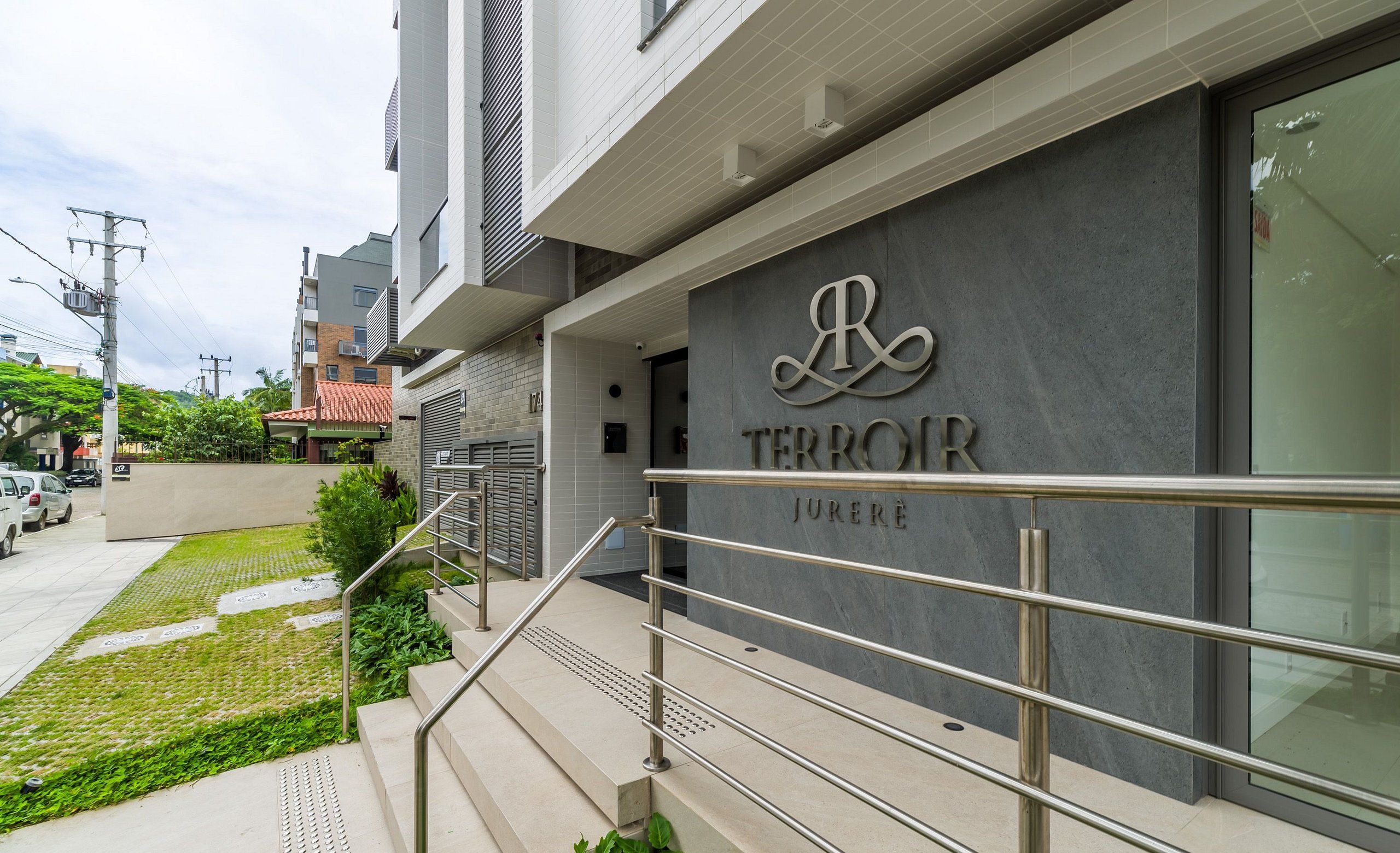 A modern building with a sign reading "TERROIR JURÉE" and a staircase leading to the entrance.