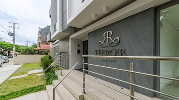 A modern building with a sign reading "TERROIR JURÉE" and a staircase leading to the entrance.