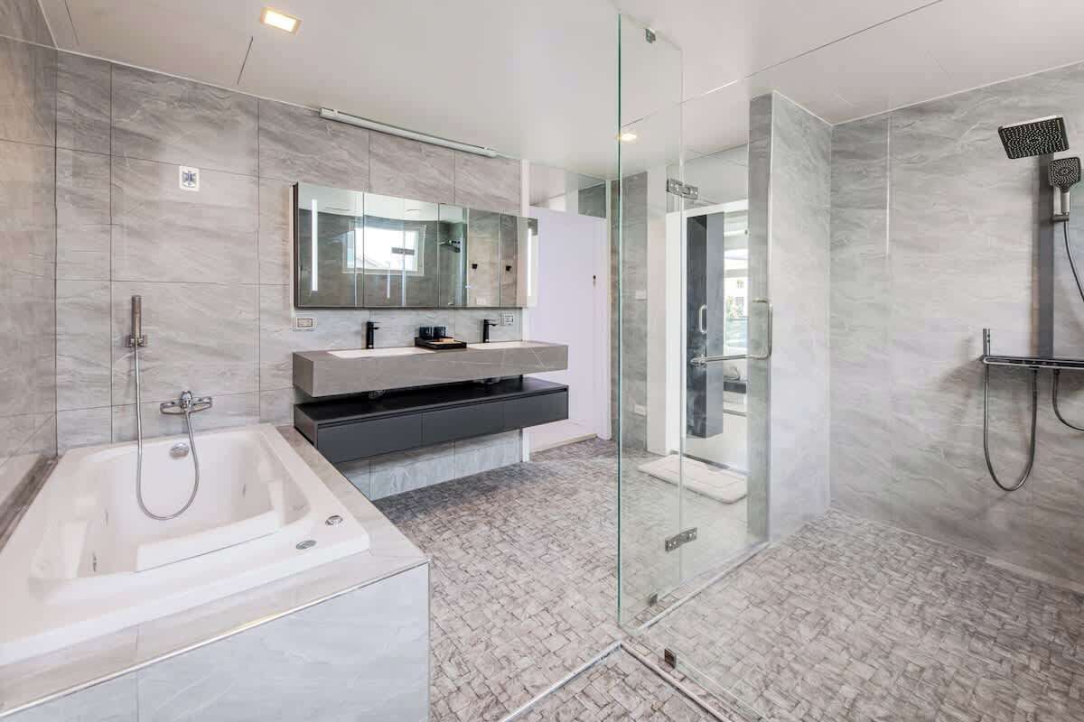 Shower, hair dryer, towels, shampoo